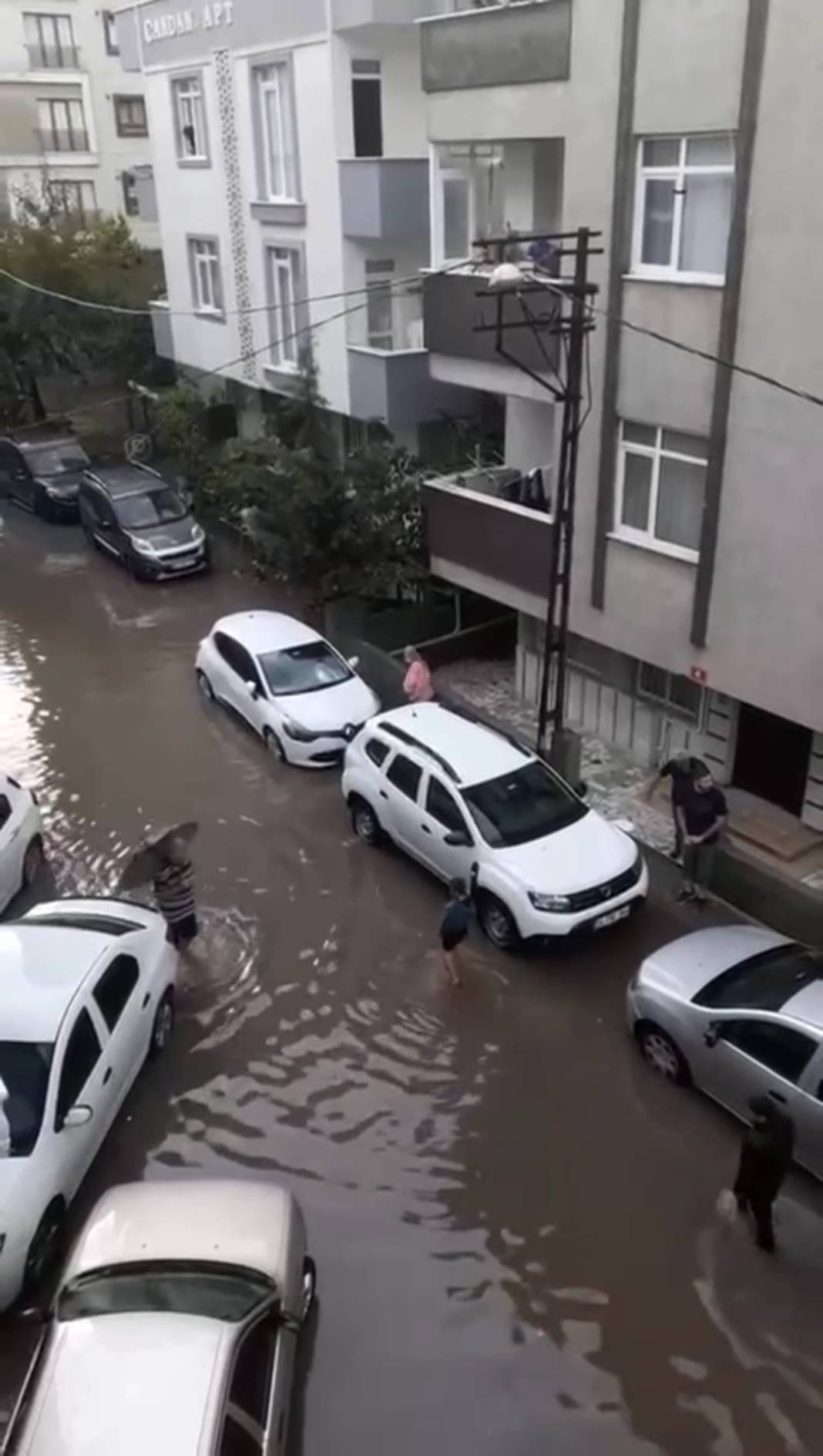 İstanbul’da sağanak etkisini gösterdi: Bahçe duvarı yıkıldı, ev sular altında kaldı 5